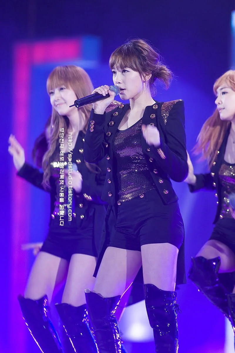 SNSD taeyeon wearing hot pants and high boots 20